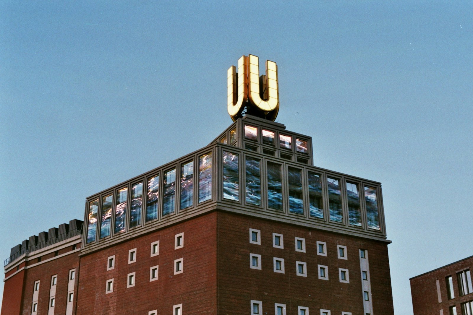 Das Dortmunder U vor blauem Himmel