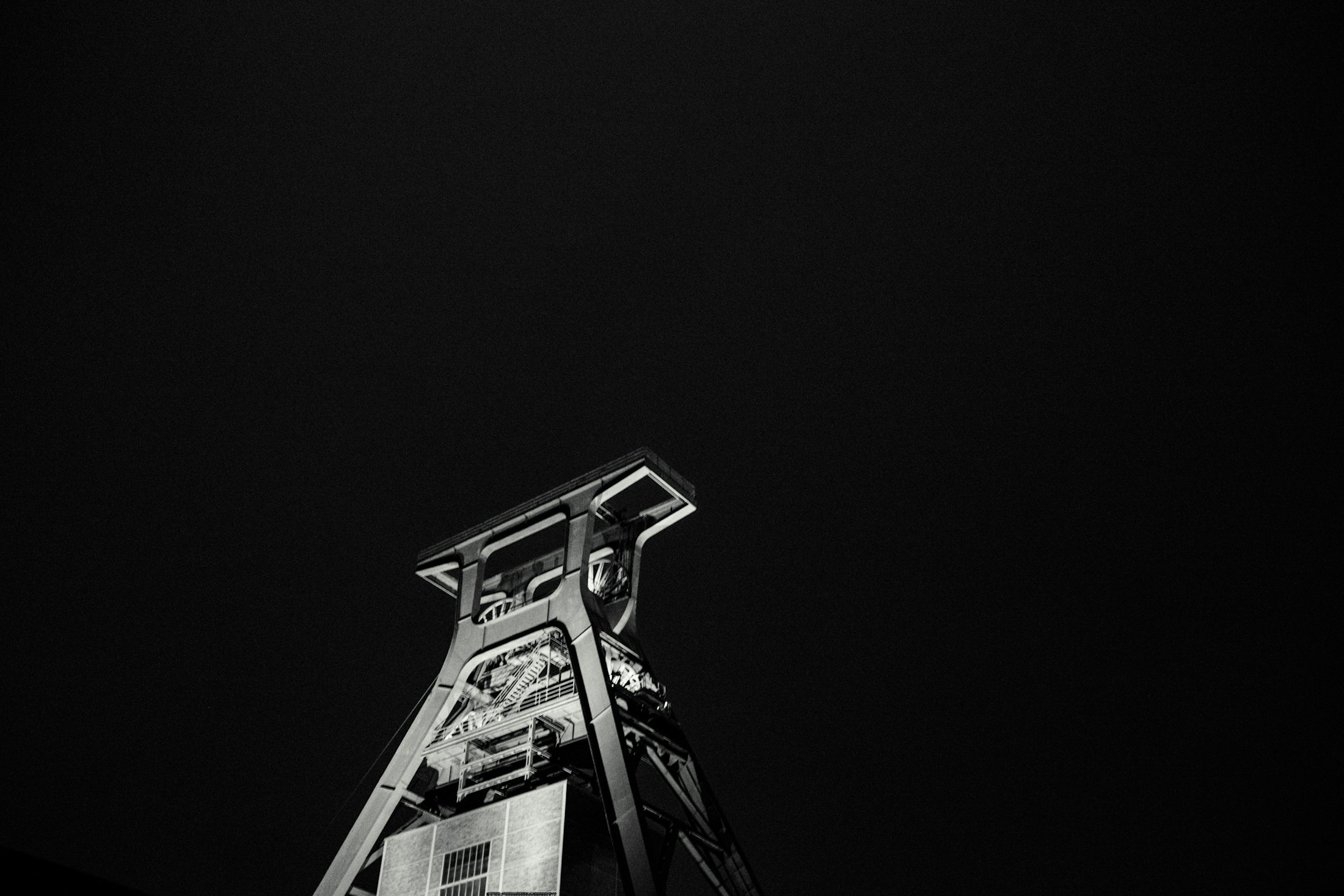 Förderturm einer Zeche bei Nacht