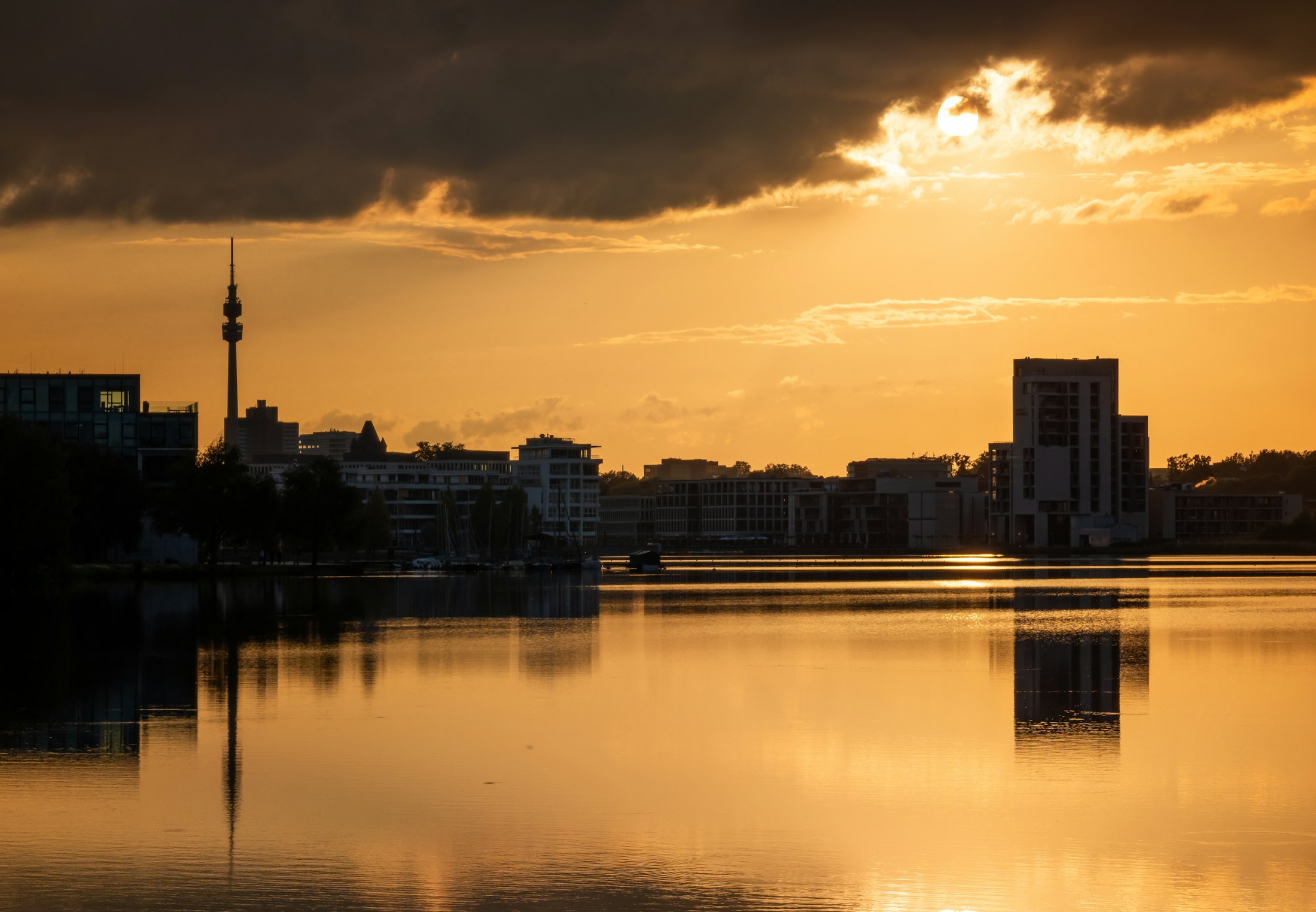 Phoenix-See in Dortmund bei Sonnenuntergang